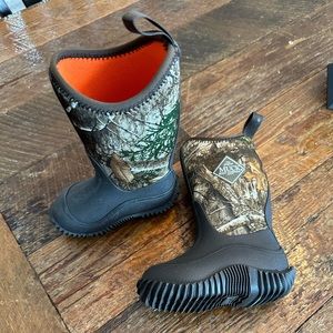 Todler muck boots, camo, never worn, straight from the box.